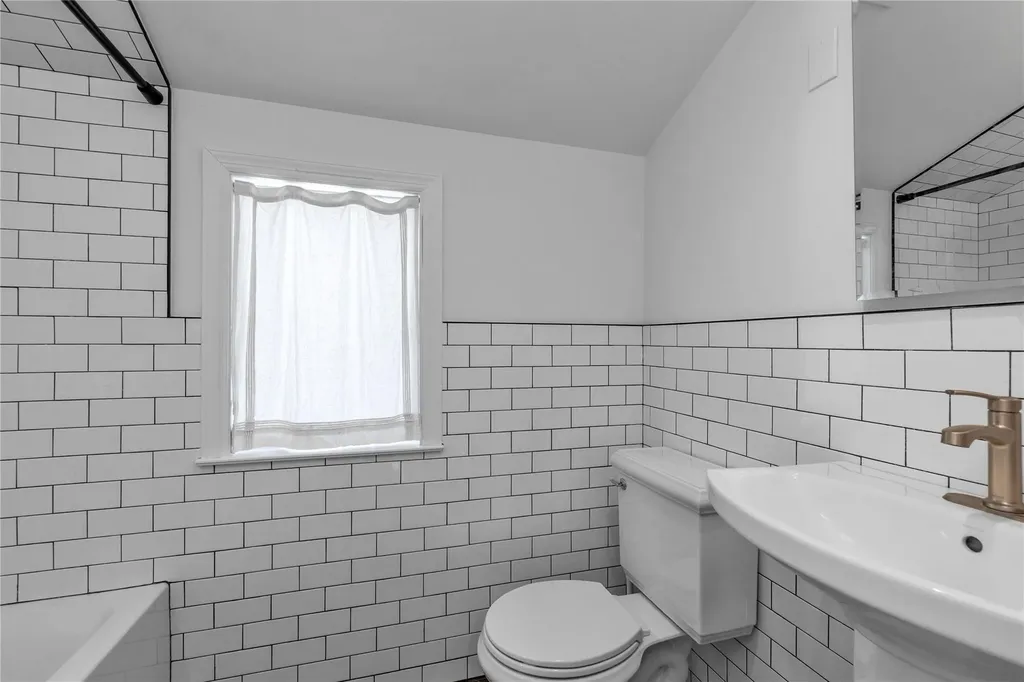 4 Oak Ridge Lane Albertson NY 11507