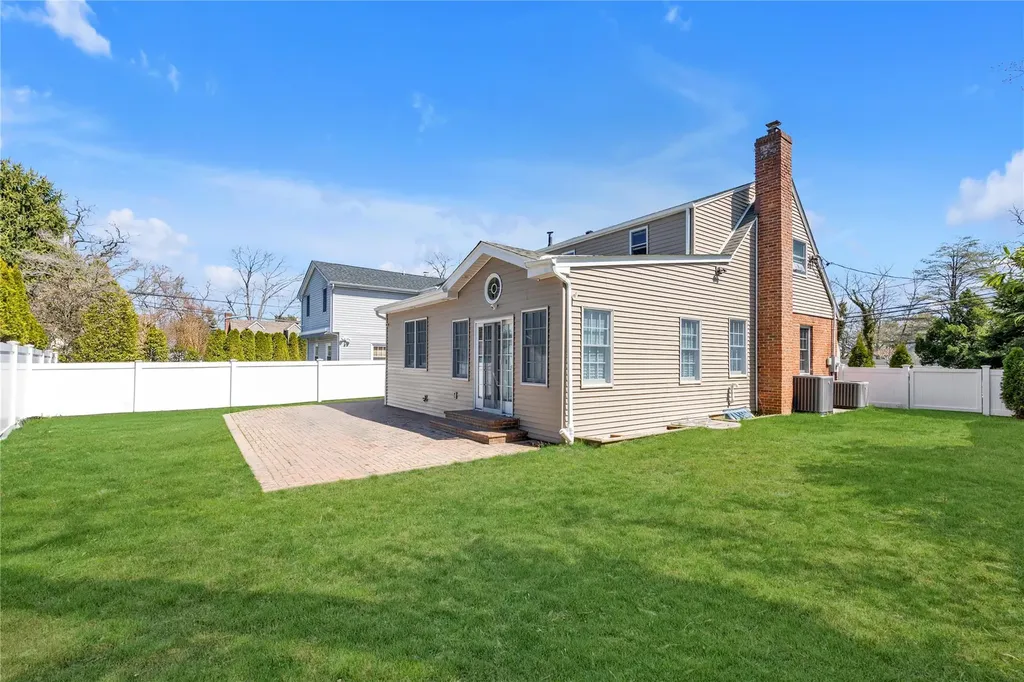 4 Oak Ridge Lane Albertson NY 11507