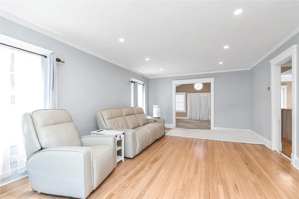 4 Oak Ridge Lane Albertson NY 11507