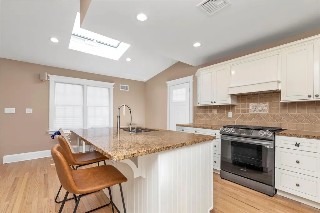 4 Oak Ridge Lane Albertson NY 11507