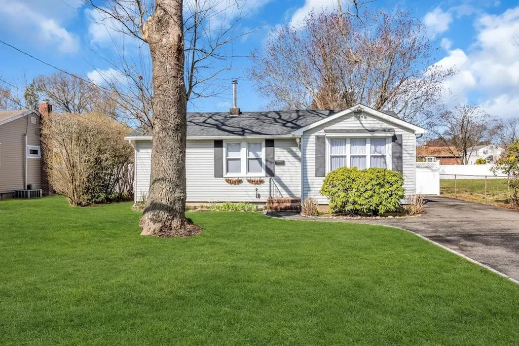 61 Eatondale Avenue Blue Point NY 11715