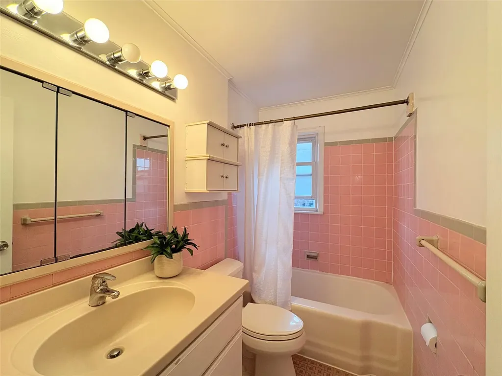 49 E Hawthorne Avenue Valley Stream NY 11580