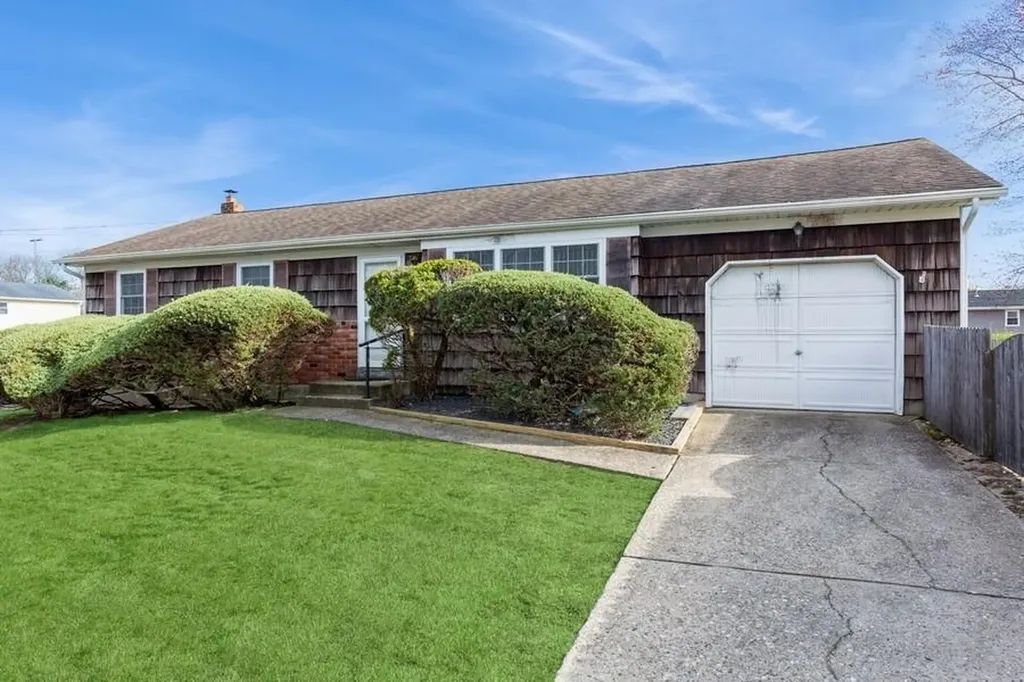 10 Anne Drive Selden NY 11784