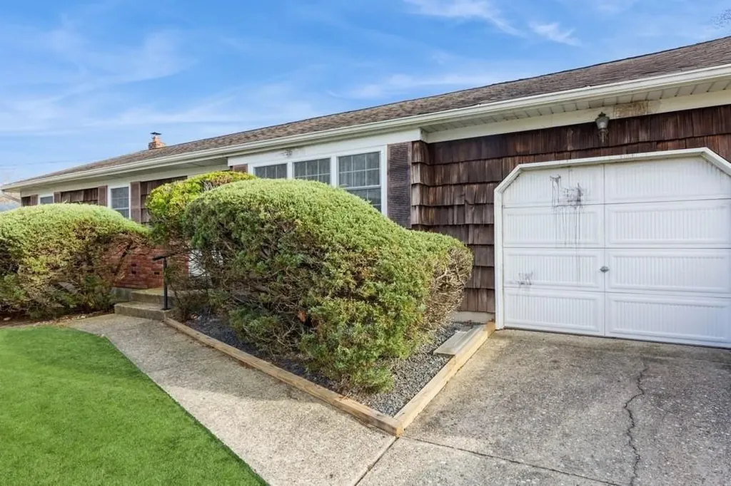 10 Anne Drive Selden NY 11784