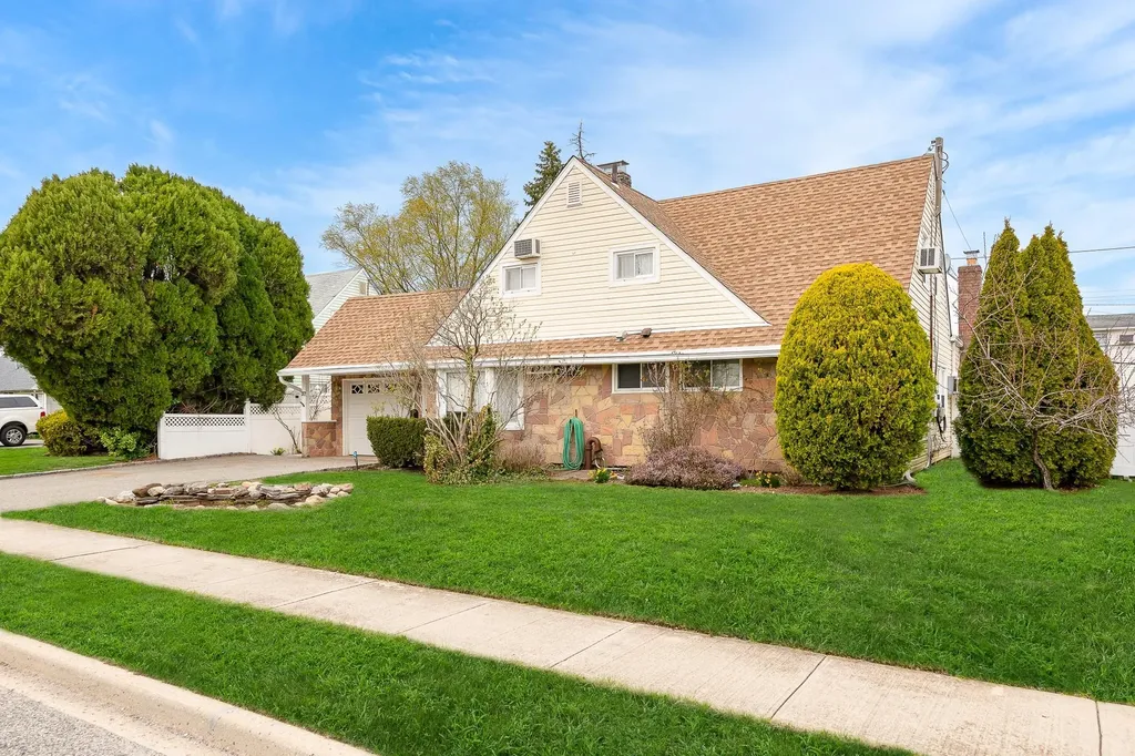 37 Marksman Lane Levittown NY 11756