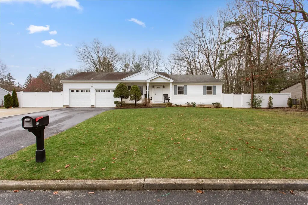 17 Pine Cone Lane Islandia NY 11749