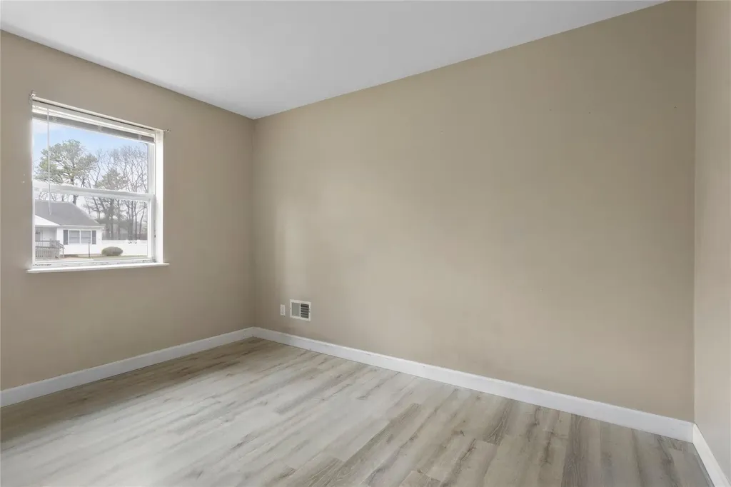17 Pine Cone Lane Islandia NY 11749
