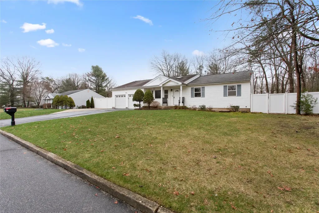 17 Pine Cone Lane Islandia NY 11749