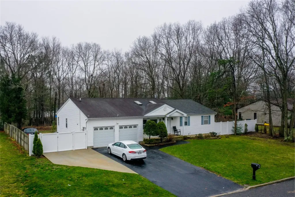 17 Pine Cone Lane Islandia NY 11749