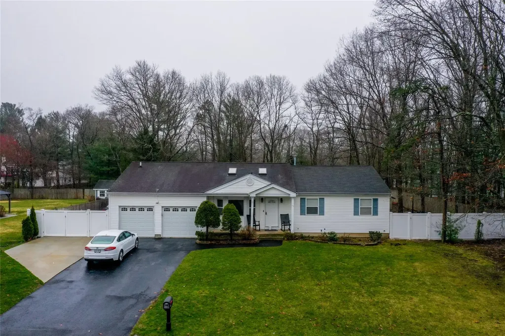 17 Pine Cone Lane Islandia NY 11749