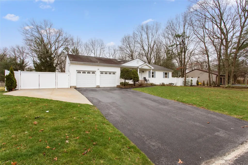 17 Pine Cone Lane Islandia NY 11749