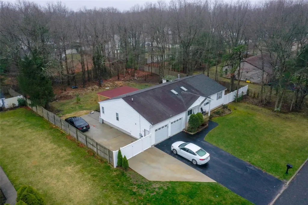 17 Pine Cone Lane Islandia NY 11749