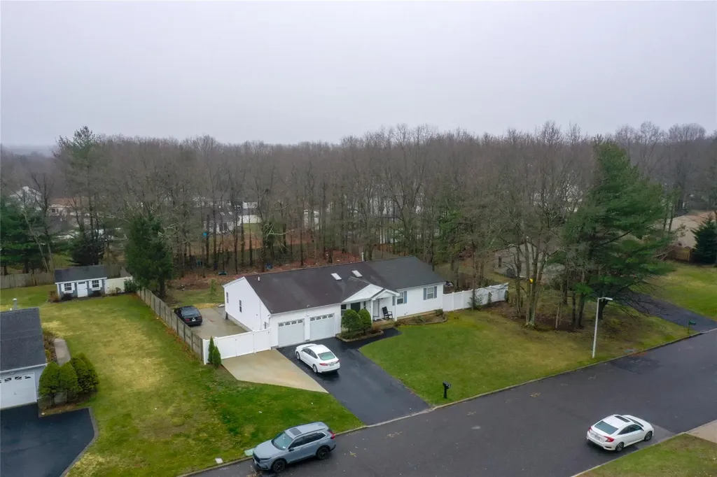 17 Pine Cone Lane Islandia NY 11749