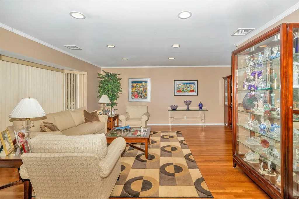 57 Glenwood Road Plainview NY 11803