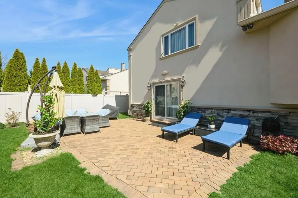 3592 Lorrie Drive Oceanside NY 11572