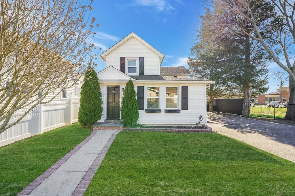 267 Smith Avenue Islip NY 11751