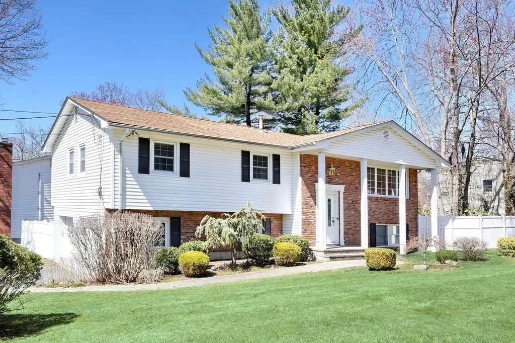 9 Crabapple Lane Nanuet NY 10954