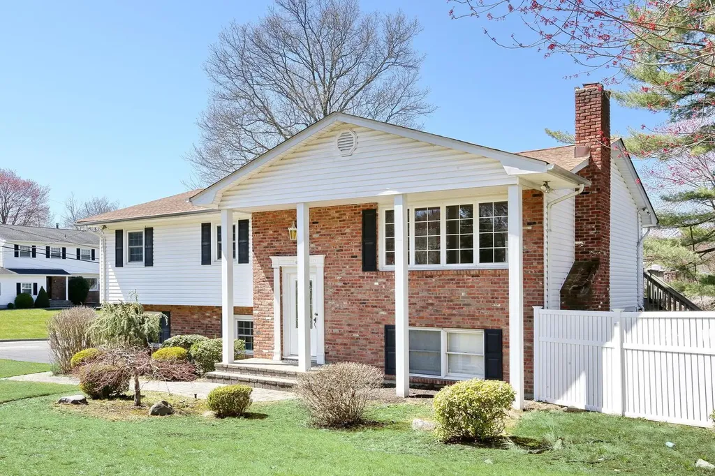 9 Crabapple Lane Nanuet NY 10954