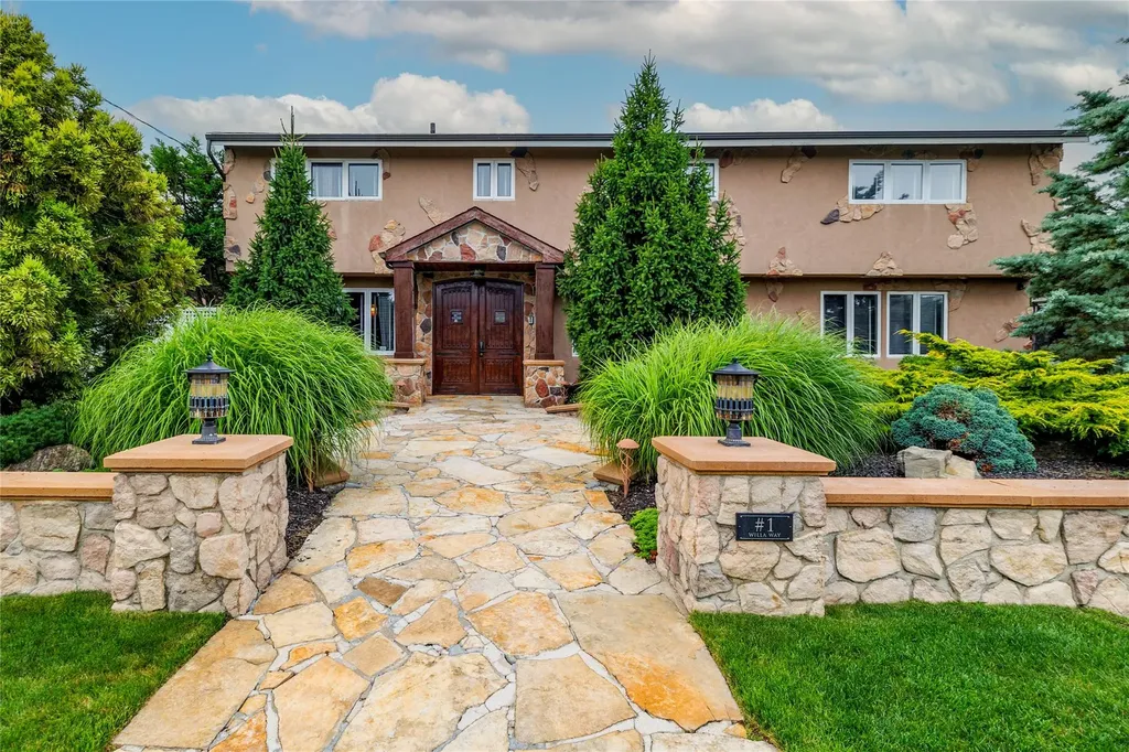 1 Willa Way Massapequa NY 11758
