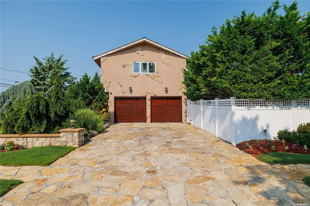 1 Willa Way Massapequa NY 11758