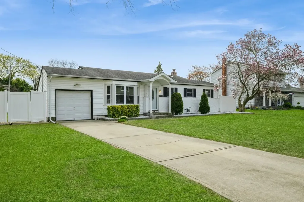 5 Crest Lane Commack NY 11725