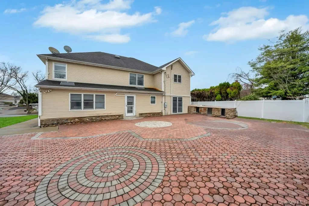 6 Garden Circle Syosset NY 11791