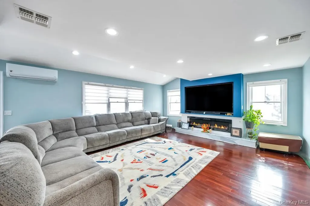 6 Garden Circle Syosset NY 11791