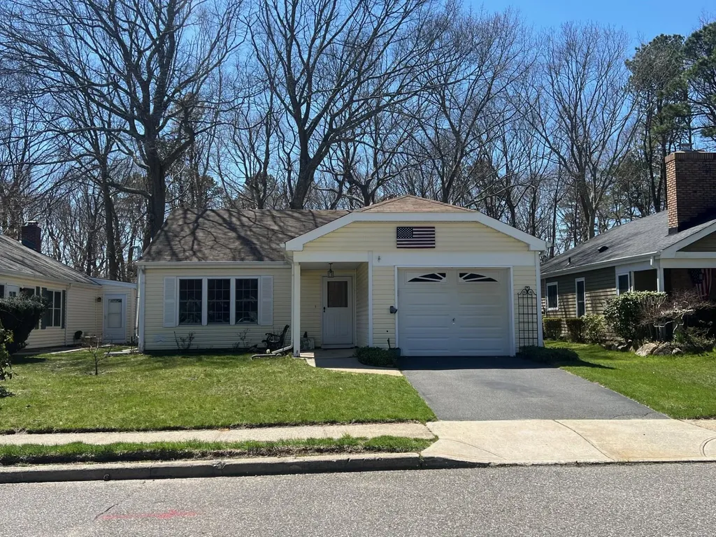 223 Belfast Lane Ridge NY 11961