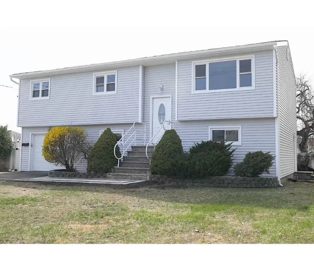 830 N Clinton Avenue Lindenhurst NY 11757