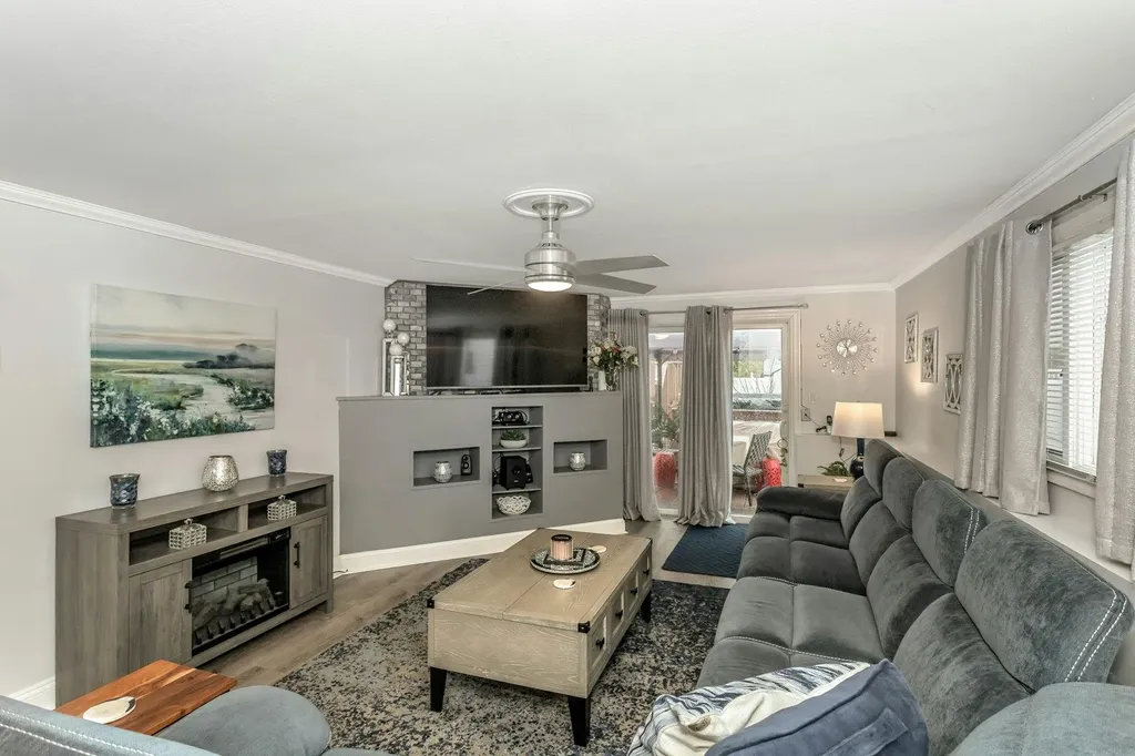 818 S Ocean Avenue Freeport NY 11520