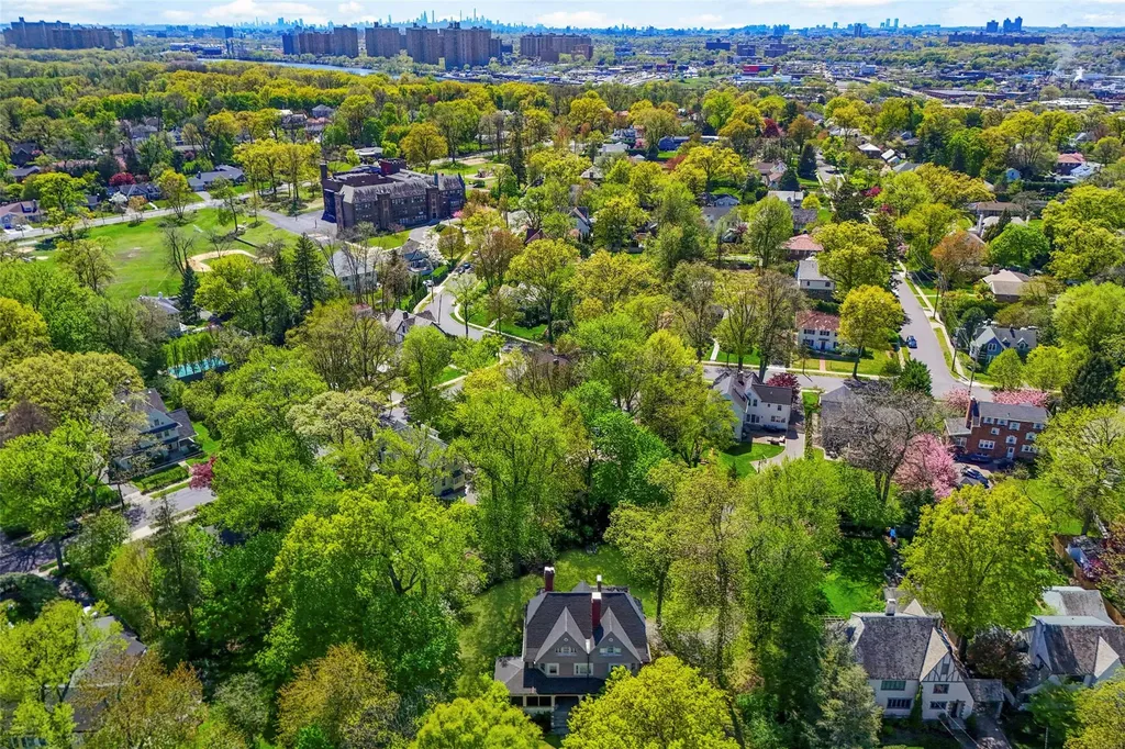 989 Edgewood Avenue Pelham NY 10803