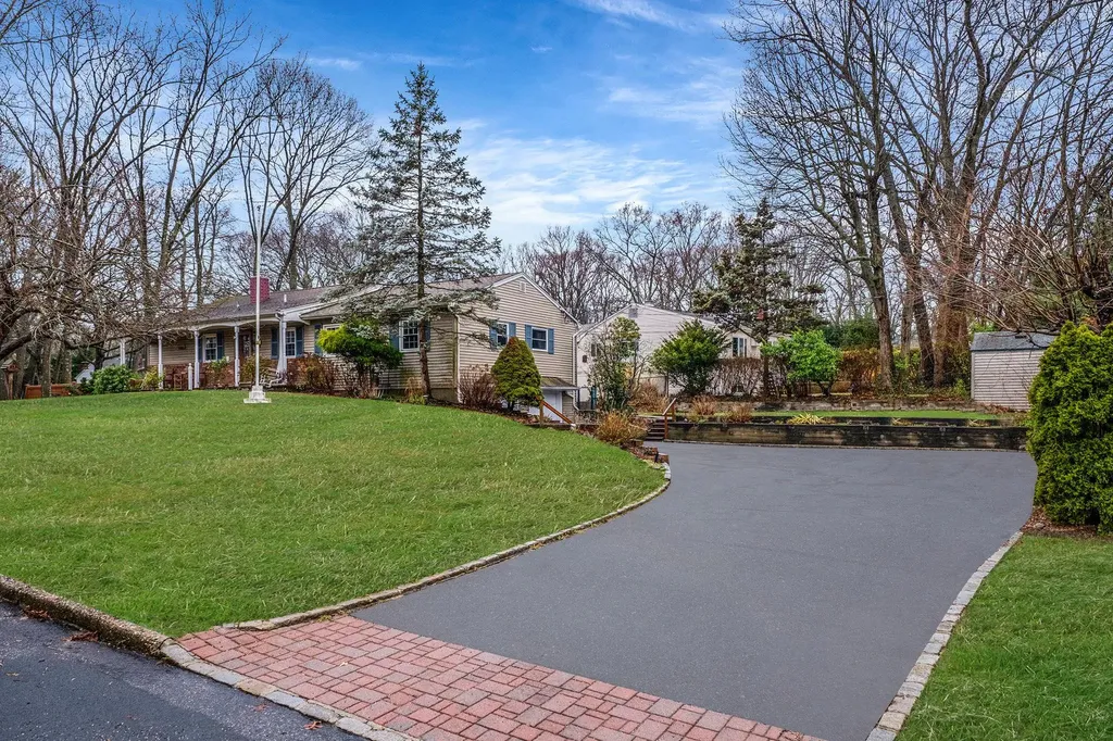 41 Winslow Lane Smithtown NY 11787