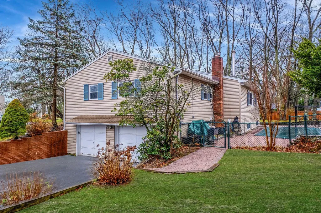 41 Winslow Lane Smithtown NY 11787