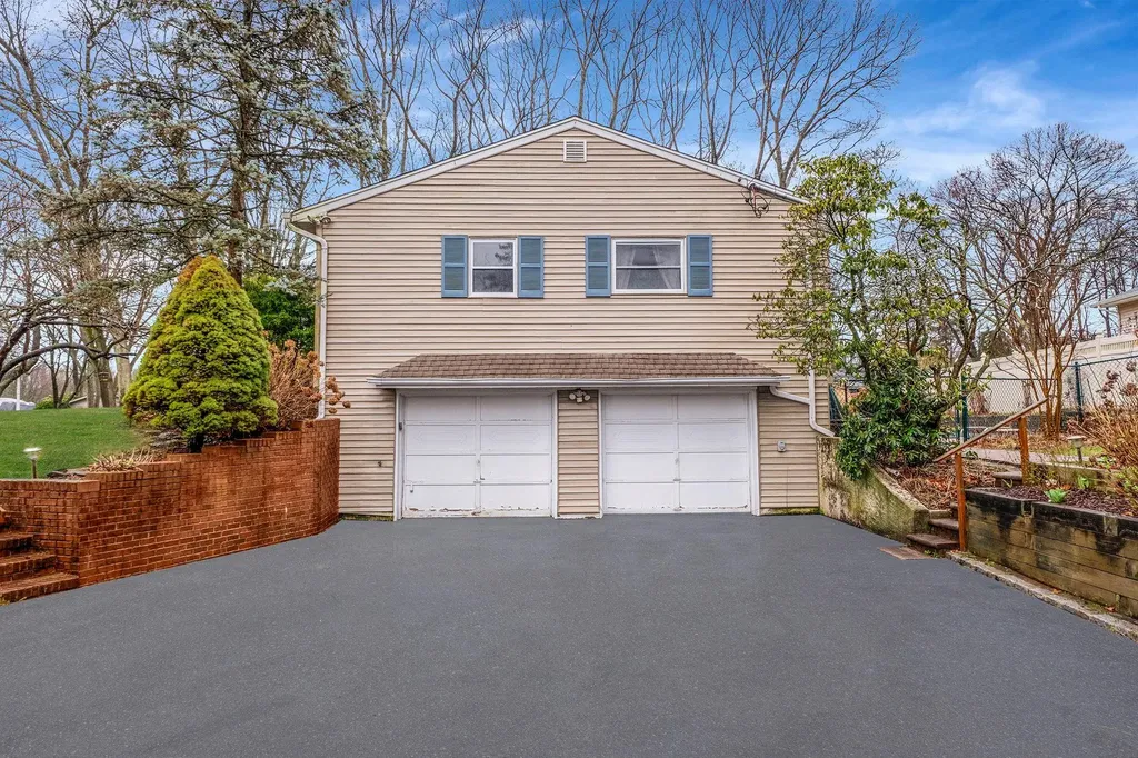 41 Winslow Lane Smithtown NY 11787