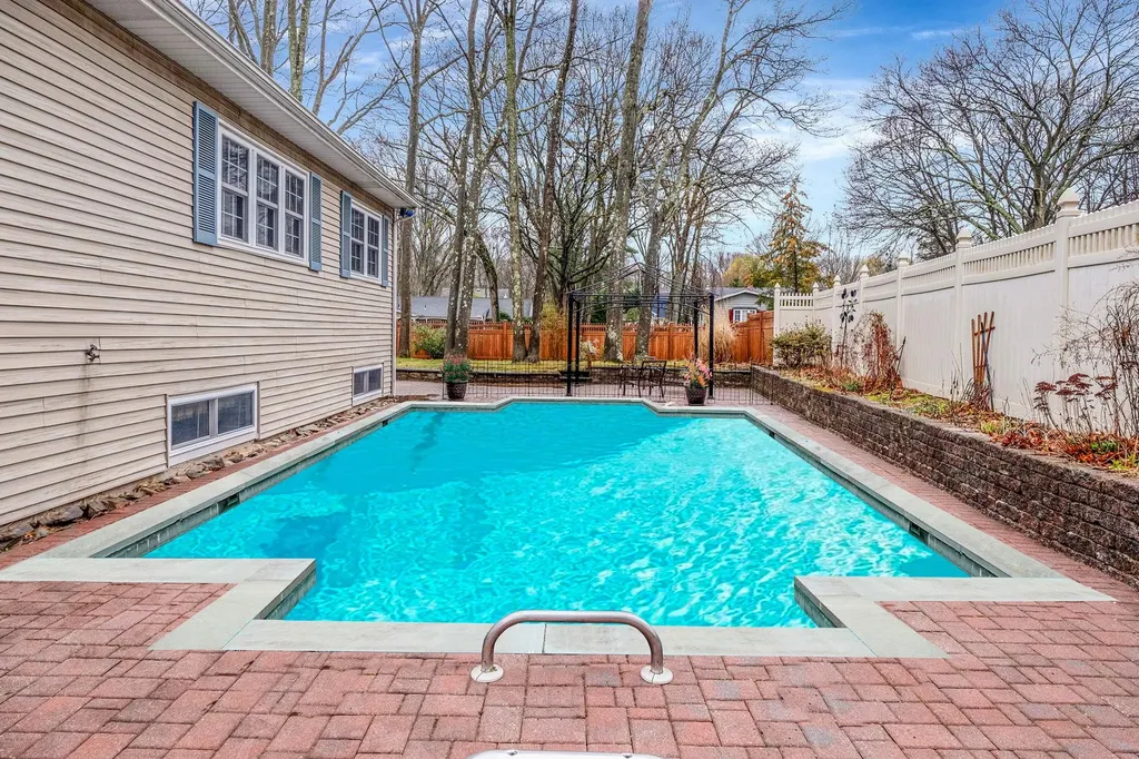 41 Winslow Lane Smithtown NY 11787