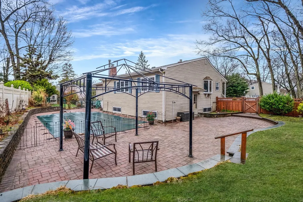 41 Winslow Lane Smithtown NY 11787