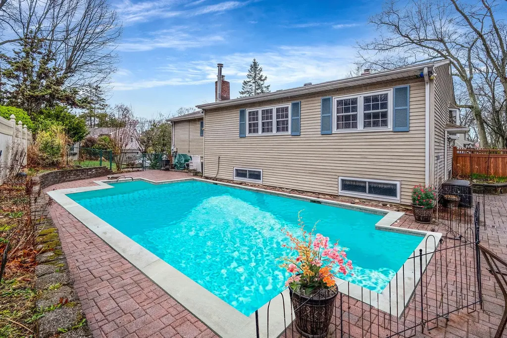 41 Winslow Lane Smithtown NY 11787