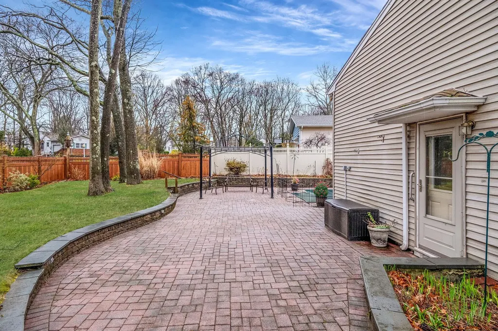 41 Winslow Lane Smithtown NY 11787