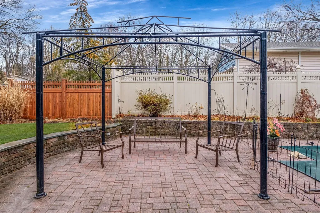 41 Winslow Lane Smithtown NY 11787