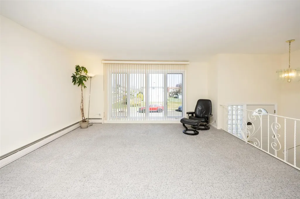 21 Garynson Court Plainview NY 11803