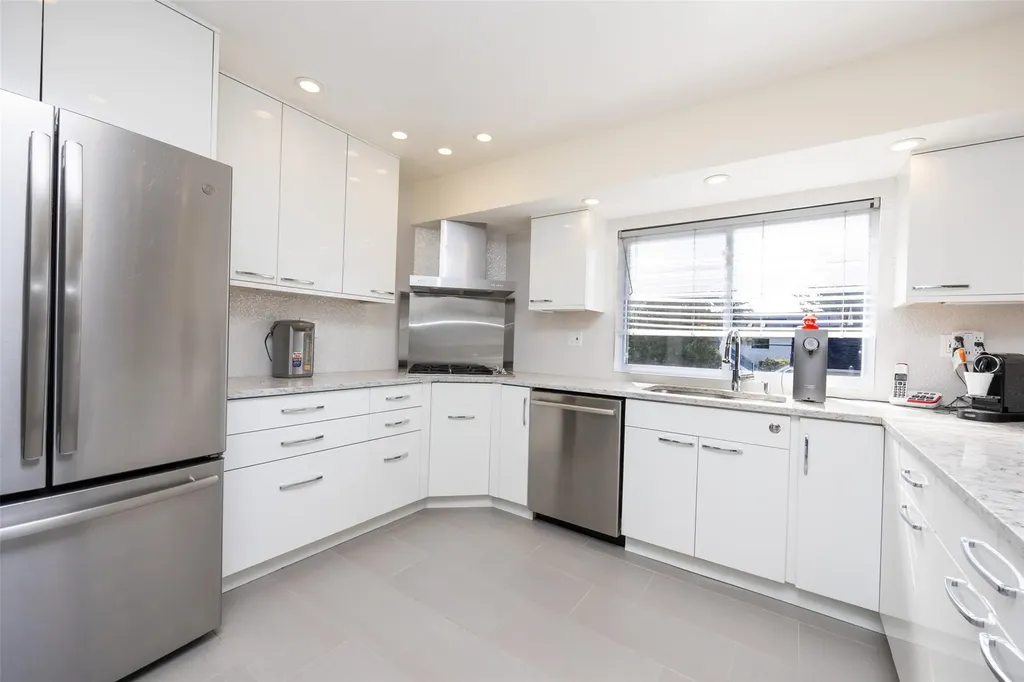 21 Garynson Court Plainview NY 11803