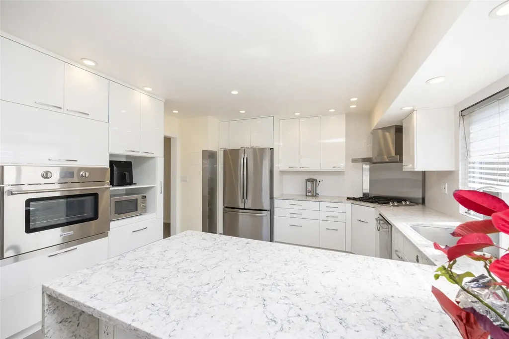 21 Garynson Court Plainview NY 11803