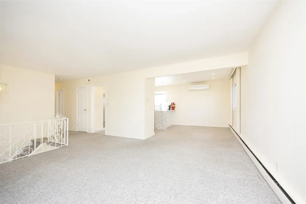 21 Garynson Court Plainview NY 11803