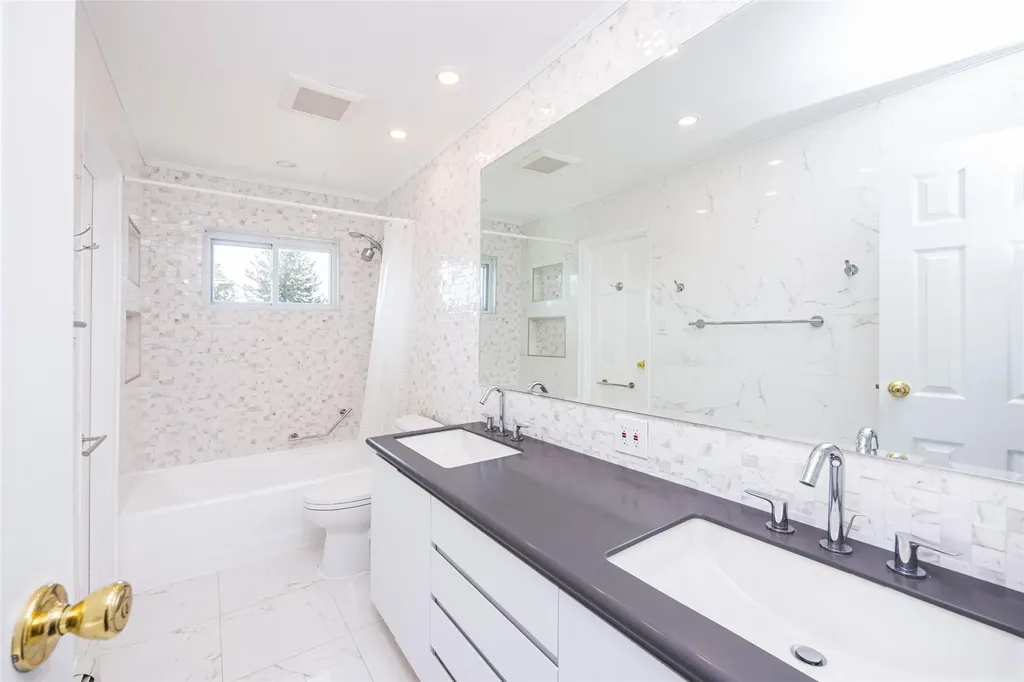 21 Garynson Court Plainview NY 11803