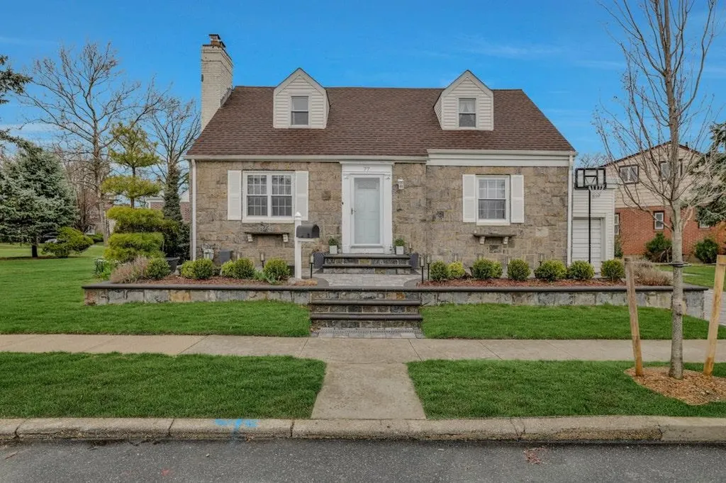 77 Primrose Drive New Hyde Park NY 11040