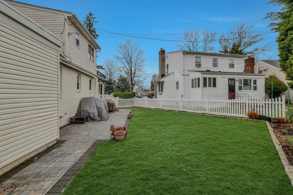 77 Primrose Drive New Hyde Park NY 11040
