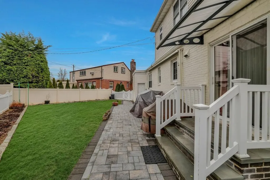 77 Primrose Drive New Hyde Park NY 11040