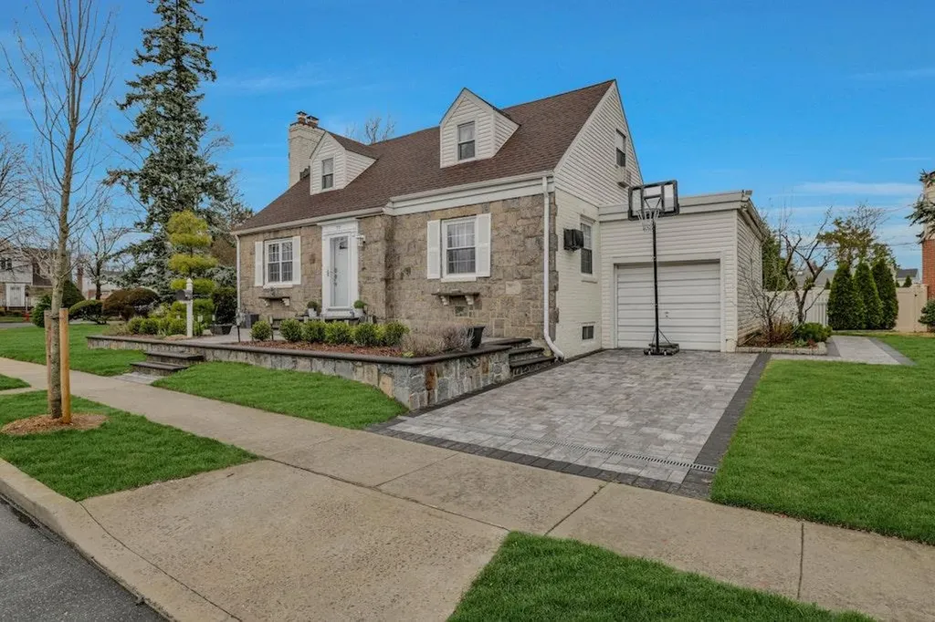 77 Primrose Drive New Hyde Park NY 11040