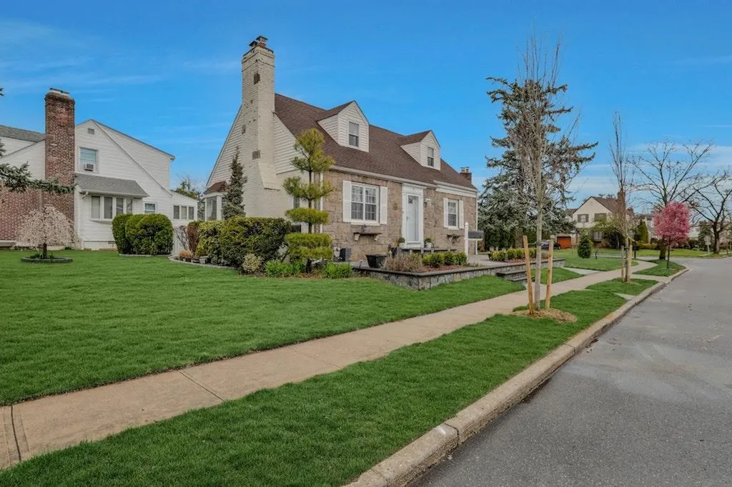 77 Primrose Drive New Hyde Park NY 11040