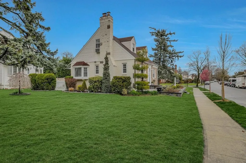 77 Primrose Drive New Hyde Park NY 11040